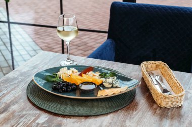 Farklı peynirli, şaraplı bir tabak..