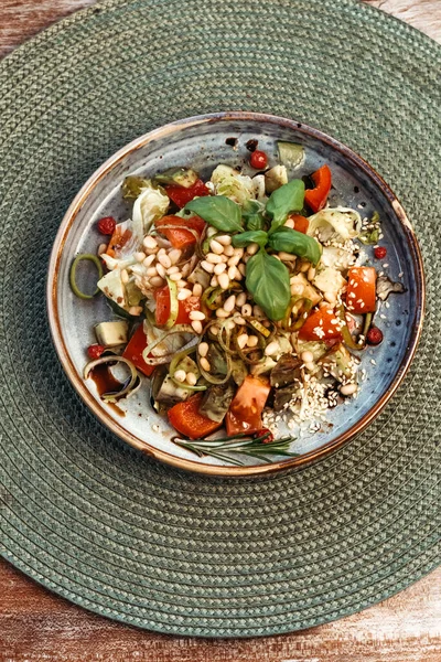 Çam fıstığı ve domatesli salata. Vejetaryen sebze salatası. Avrupa mutfağı.