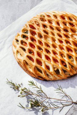 Tavuklu turta ve bir fincan espresso. Erkek yemeği, yemek teslimatı, yemek tarifleri..