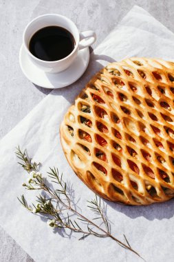 Tavuklu turta ve bir fincan espresso. Erkek yemeği, yemek teslimatı, yemek tarifleri..