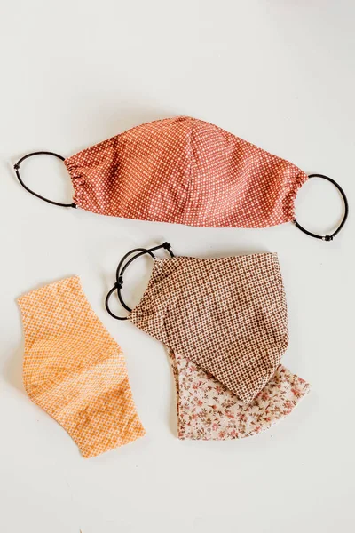 Koronavirüse karşı pamuk maskeler. Yeniden kullanılabilir virüs koruması. Covid 19, salgın hastalık.