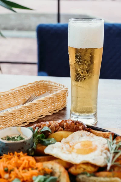 Comida Para Hombres Sartén Salchichas Con Papas Huevo Pepinos Comida — Foto de Stock