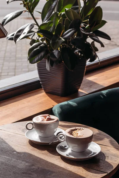 Cacao Grote Witte Beker Tafel Café Cacao Met Marshmallows Pepers — Stockfoto
