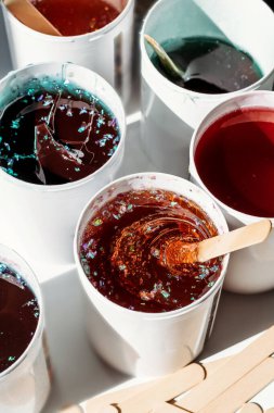 Tüy dökümü için çok renkli macun. Saç kesmek için bal macunu dokusu.