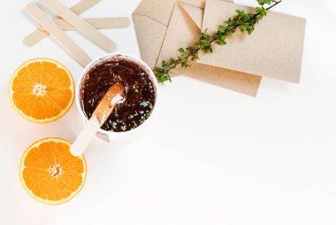 Şekerleme, şeker tükürme konsepti, vücut bakımı. Saç kesmek için bal macunu dokusu. Tüy dökümü için portakal ezmesi. Metin için yer.