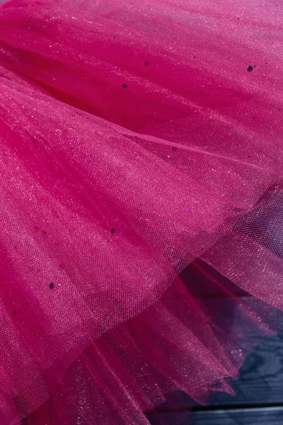 Розовая Юбка Девушки Синем Деревянном Фоне — стоковое фото