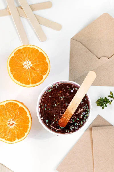 Şekerleme, şeker tükürme konsepti, vücut bakımı. Saç kesmek için bal macunu dokusu. Tüy dökümü için portakal ezmesi.