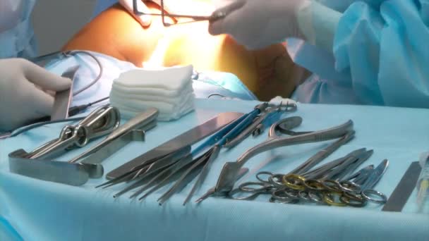 chirurgischen Instrumente in einer Reihe, die operative