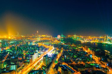 Kuş Uçuş yüksekliği gece şehirden görüntüsünü.