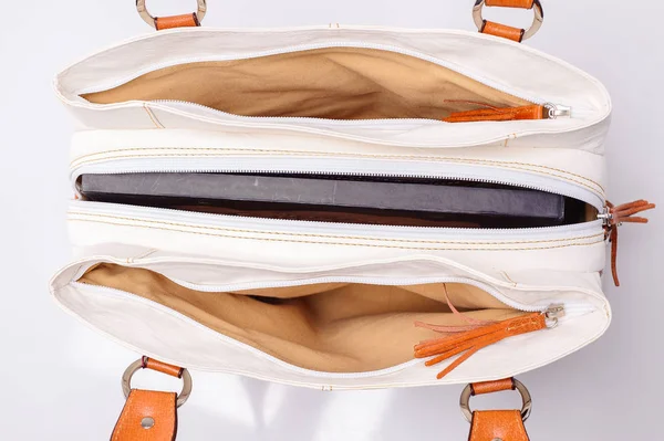 Шкіряна жіноча сумка на білому тлі — стокове фото