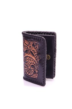 Beyaz zemin üzerinde bir deri çanta