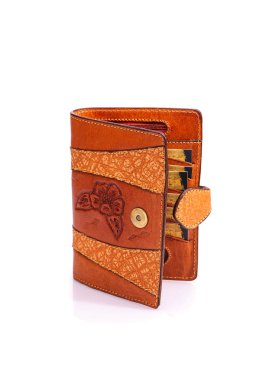 Beyaz zemin üzerinde bir deri çanta