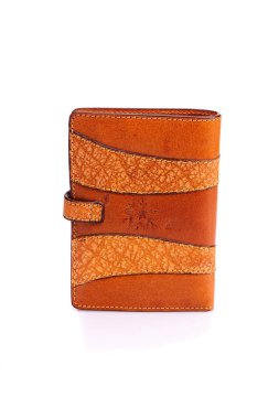 Beyaz zemin üzerinde bir deri çanta