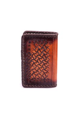 Beyaz zemin üzerinde bir deri çanta