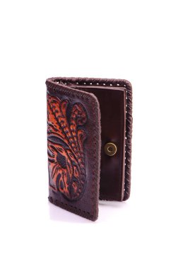 Beyaz zemin üzerinde bir deri çanta