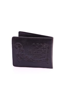 Beyaz zemin üzerinde bir deri çanta