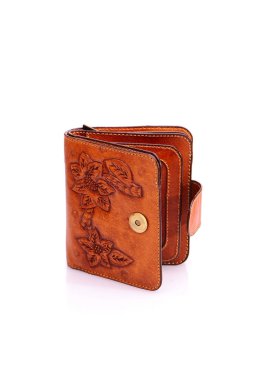 Beyaz zemin üzerinde bir deri çanta