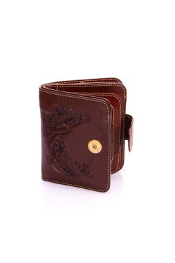 Beyaz zemin üzerinde bir deri çanta