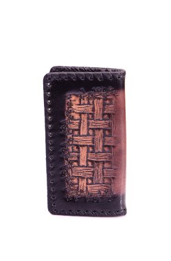 Beyaz zemin üzerinde bir deri çanta