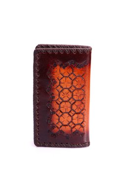 Beyaz zemin üzerinde bir deri çanta