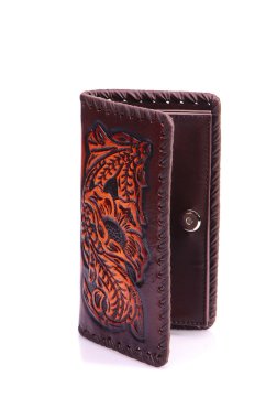 Beyaz zemin üzerinde bir deri çanta