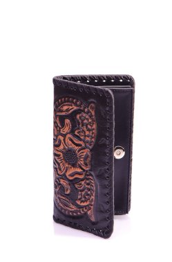 Beyaz zemin üzerinde bir deri çanta