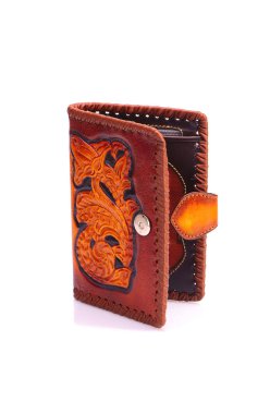 Beyaz zemin üzerinde bir deri çanta