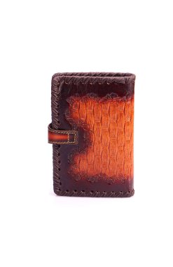 Beyaz zemin üzerinde bir deri çanta