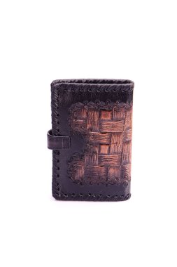 Beyaz zemin üzerinde bir deri çanta