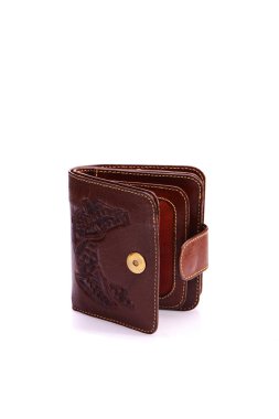 Beyaz zemin üzerinde bir deri çanta