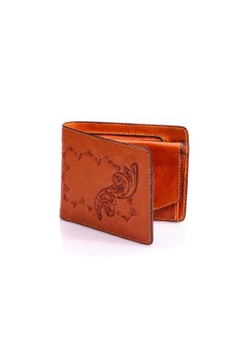 Beyaz zemin üzerinde bir deri çanta