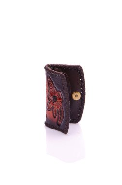 Beyaz zemin üzerinde bir deri çanta