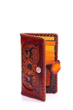 Beyaz zemin üzerinde bir deri çanta