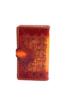 Beyaz zemin üzerinde bir deri çanta