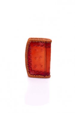 Beyaz zemin üzerinde bir deri çanta