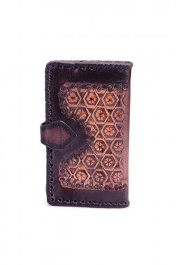 Beyaz zemin üzerinde bir deri çanta