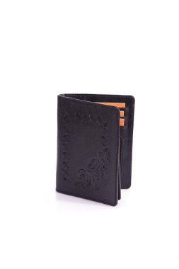 Beyaz zemin üzerinde bir deri çanta