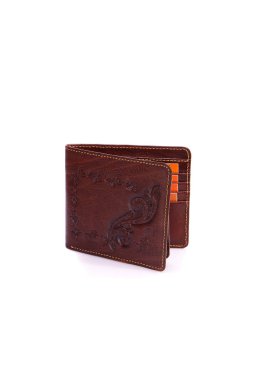 Beyaz zemin üzerinde bir deri çanta