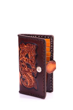 Beyaz zemin üzerinde bir deri çanta