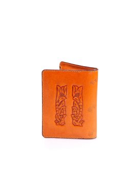 Beyaz zemin üzerinde bir deri çanta