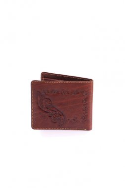 Beyaz zemin üzerinde bir deri çanta