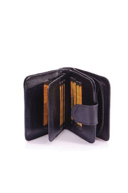 Beyaz zemin üzerinde bir deri çanta