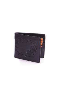 Beyaz zemin üzerinde bir deri çanta