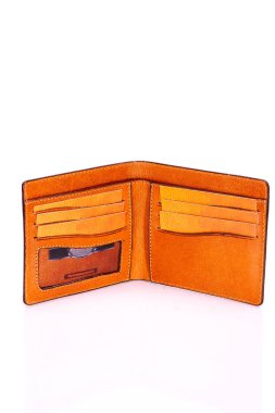 Beyaz zemin üzerinde bir deri çanta