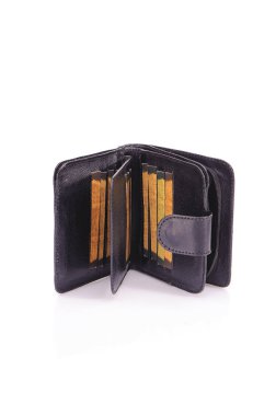 Beyaz zemin üzerinde bir deri çanta