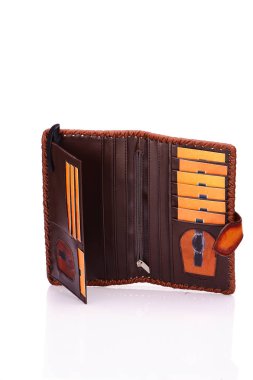 Beyaz zemin üzerinde bir deri çanta