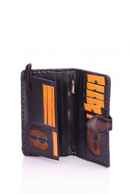 Beyaz zemin üzerinde bir deri çanta