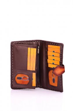 Beyaz zemin üzerinde bir deri çanta