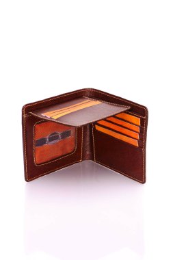 Beyaz zemin üzerinde bir deri çanta