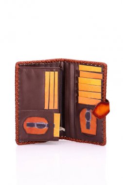 Beyaz zemin üzerinde bir deri çanta